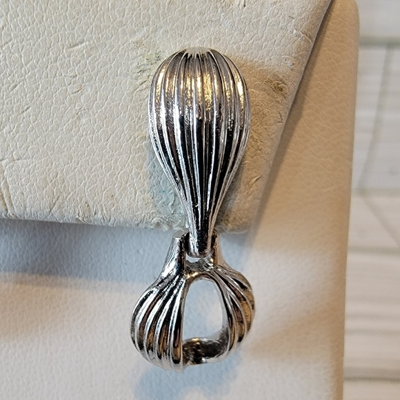 E15 Vintage Monet Silver-tone Dangle Clip-on Earrings - Picture 3 of 3